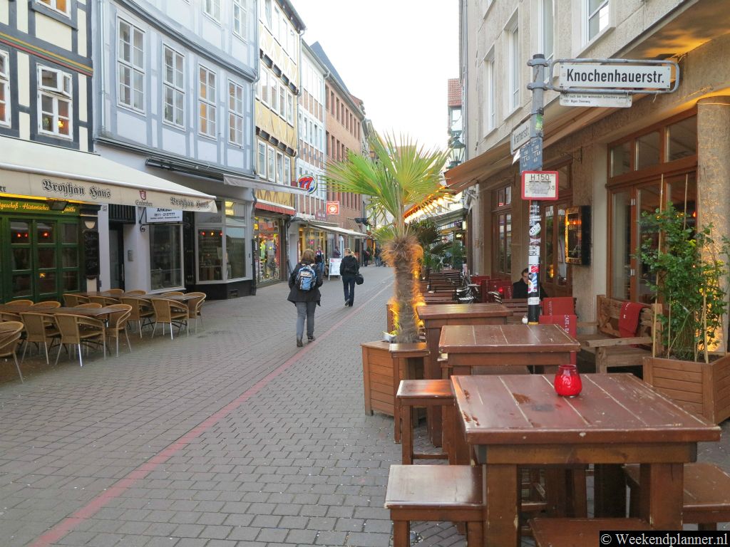 Dit is de altijd gezellige de Knochenhauerstrasse. Met mooi weer zijn de terrasjes 's avonds vol.